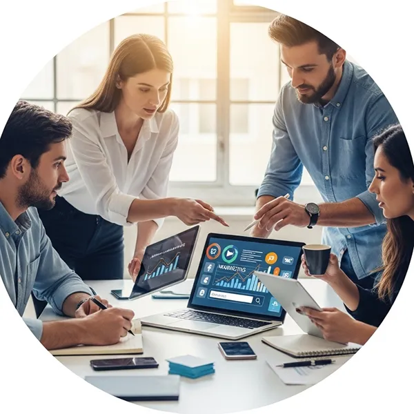 Equipo de profesionales analizando estrategia de marketing digital en laptop con gráficos, redes sociales y análisis de datos en oficina moderna